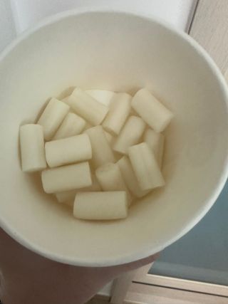 나우  [요리궁리] B타입 ( 매콤, 치즈, 매콤까르보 ) 꽃떡볶이 6개입 세트 — 1.5점을 준 리뷰어가 2025년 3월 올린 사용 사진