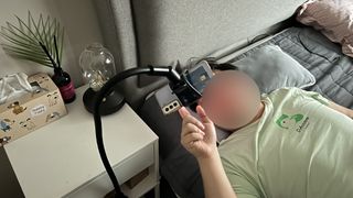 맥스퍼 단단한 집게형 침대 휴대폰 자바라 거치대 — 5점을 준 리뷰어가 2021년 12월 올린 사용 사진