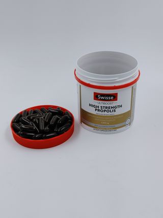 Swisse 스위스 고함량 프로폴리스 2,000mg 210정 — 4.5점을 준 리뷰어가 2021년 11월 올린 사용 사진