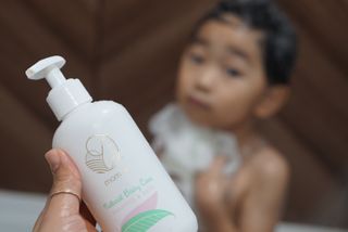 mom e 맘이 내추럴 베이비 케어 샴푸앤바스+로션 — 4.5점을 준 리뷰어가 2021년 1월 올린 사용 사진