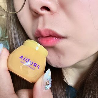 틱톡 [후르디아] 튼입술해결템 올리브영 블루베리 하이드레이팅 허니 립밤 — 5점을 준 리뷰어가 2023년 12월 올린 사용 사진