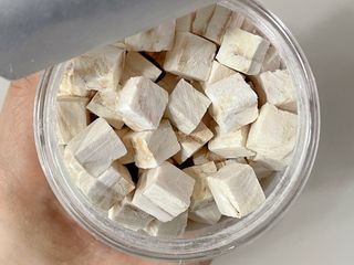 [펫시밀] 원물그대로 영양듬뿍 진공동결건조 북어트릿75g,치킨트릿100g,연어트릿75g 강아지 고양이 간식 — 5점을 준 리뷰어가 2023년 5월 올린 사용 사진