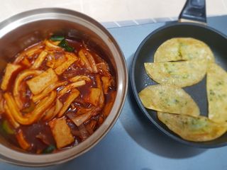[푸딩팩토리] 즉석누들떡볶이 540g + 대구전통 납작만두 260g — 5점을 준 리뷰어가 2022년 12월 올린 사용 사진