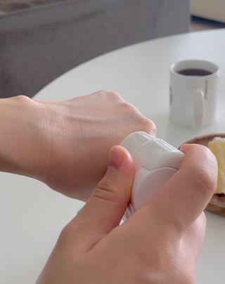 부쉬맨 워터프루프 서핑 선스틱 16g SPF50+ PA++++ — 5점을 준 리뷰어가 2023년 4월 올린 사용 사진