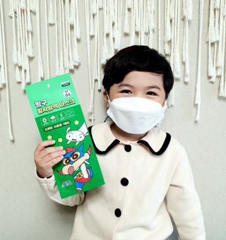 [숨그림]  덴탈마스크 짱구 우리아이 그리고 내가 쓰는 믿을수있는 케릭터 마스크  16종 — 5점을 준 리뷰어가 2021년 10월 올린 사용 사진
