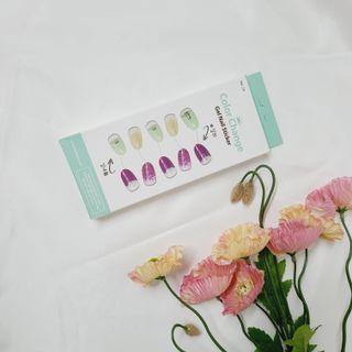 [네일가게] 햇빛에 닿으면 색이 변하는 신기한 햇살 반전 네일스티커 — 3점을 준 리뷰어가 2021년 8월 올린 사용 사진