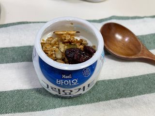 매일바이오 그릭요거트 오리지널 플레인 4개, 로스터리 커피믹스 4개 — 5점을 준 리뷰어가 2021년 12월 올린 사용 사진