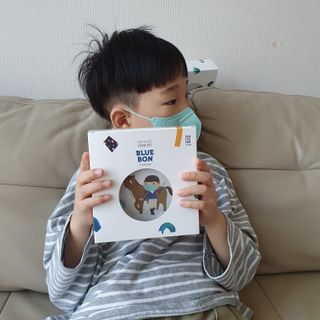 [블루 본 아이노우] 유아용 컬러마스크 40 PCS SET 2중 택 1 — 5점을 준 리뷰어가 2021년 5월 올린 사용 사진