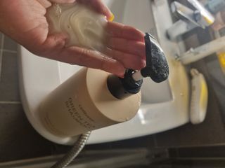 프리마인 더이상 뻣뻣하고 효과없는 탈모샴푸는 NO. 근본부터 케어하는 셀베이스 그린티샴푸(500ml) — 5점을 준 리뷰어가 2023년 3월 올린 사용 사진
