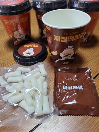 유비쿡 컵떡볶이 매운컵떡볶이2개/ 짜장컵떡볶이 2개  총 4개세트 — 5점을 준 리뷰어가 2021년 6월 올린 사용 사진