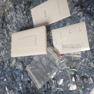 아카라 조명 스위치를 누워서 끄는 방법 (스마트 조명 스위치 2구 + 무선 리모트 스위치 1구 T1, 스마트 허브 E1) — 5점을 준 리뷰어가 2021년 12월 올린 사용 사진