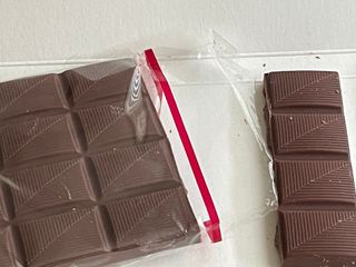 당류2g 자일리톨로 단맛을낸 슈카 퓨어비건 무설탕초콜릿 Xucker vegan 2개입 — 5점을 준 리뷰어가 2021년 4월 올린 사용 사진