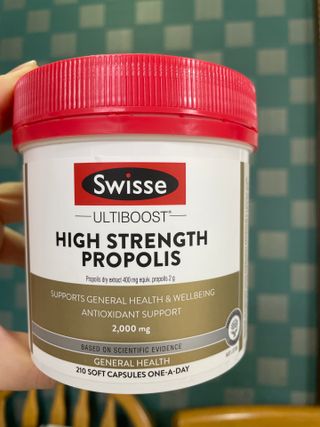 Swisse 스위스 고함량 프로폴리스 2,000mg 210정 — 5점을 준 리뷰어가 2021년 11월 올린 사용 사진