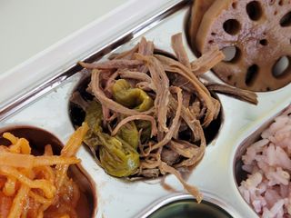 하나마이 [마마쿡] 전 청와대 천상현 셰프의 밑반찬  5종세트(소고기 장조림+연근조림+진미채+간장김자반+새우김자반) — 4점을 준 리뷰어가 2023년 4월 올린 사용 사진