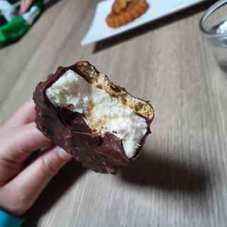 롯데제과 본젤라또 비스킷&바닐라카라멜바, 본젤라또 베리쇼콜라컵 — 5점을 준 리뷰어가 2021년 11월 올린 사용 사진