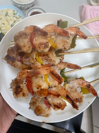 [다물꼬치] 삼겹새우롤꼬치 5개입 350g  + 데리야끼소스 120g + 매운고추소스 120g — 4.5점을 준 리뷰어가 2021년 11월 올린 사용 사진