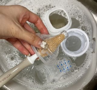 에티튜드 천연 젖병세정제 무향 아토베이비 폼타입 (295ml) 천연 친환경 비건 — 5점을 준 리뷰어가 2022년 8월 올린 사용 사진