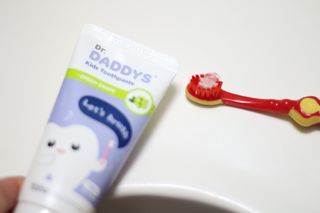닥터데디스 안심저불소 키즈치약 (라즈베리, 청포도향 중 택 1) 60g +  여행용 미니 치약 15g — 5점을 준 리뷰어가 2022년 11월 올린 사용 사진