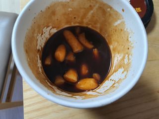 유비쿡 컵떡볶이 매운컵떡볶이2개/ 짜장컵떡볶이 2개  총 4개세트 — 5점을 준 리뷰어가 2021년 6월 올린 사용 사진