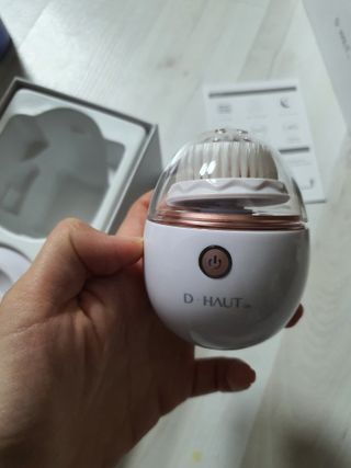 디하우트 랩 디하우트랩 클렌징 피부관리기 진동클렌저 실리콘+2종 인조모 브러시 — 5점을 준 리뷰어가 2022년 1월 올린 사용 사진