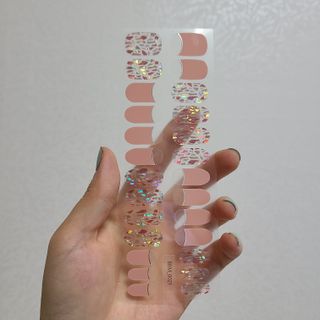[네일가게] 햇빛에 닿으면 색이 변하는 신기한 햇살 반전 네일스티커_B — 5점을 준 리뷰어가 2021년 8월 올린 사용 사진