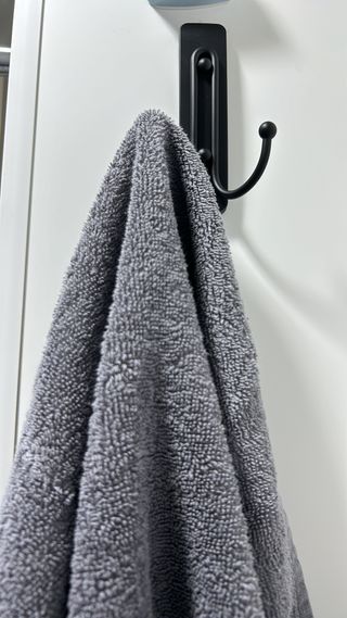 [3M 코맨드] 가방걸이 다용도훅 + 욕실용 매트블랙 더블훅 — 5점을 준 리뷰어가 2024년 5월 올린 사용 사진