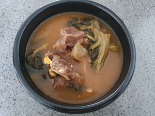 요리반상회 용문해장국 2팩 + 뚝배기 1개 — 4.5점을 준 리뷰어가 2021년 3월 올린 사용 사진