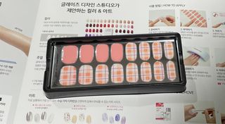 데싱디바 글레이즈 젤네일 네온체크 네일_4종 중 택 1 — 5점을 준 리뷰어가 2021년 8월 올린 사용 사진
