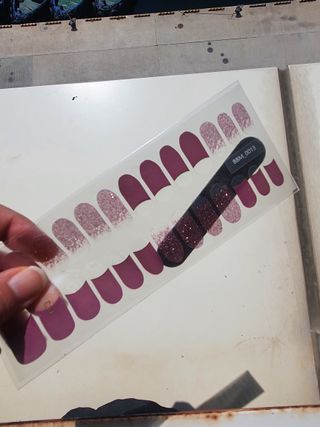 [네일가게] 햇빛에 닿으면 색이 변하는 신기한 햇살 반전 네일스티커_B — 5점을 준 리뷰어가 2021년 8월 올린 사용 사진