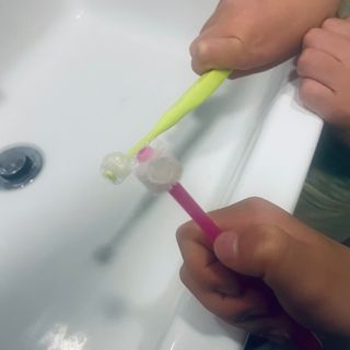 닥터데디스 안심저불소 키즈치약 (라즈베리, 청포도향 중 택 1) 60g +  여행용 미니 치약 15g — 5점을 준 리뷰어가 2022년 11월 올린 사용 사진