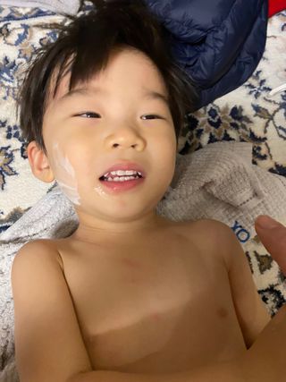 mom e 맘이 내추럴 베이비 케어 샴푸앤바스+로션 — 5점을 준 리뷰어가 2021년 1월 올린 사용 사진