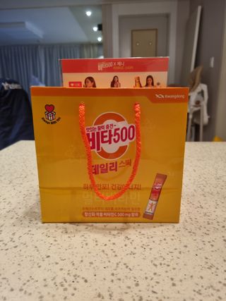 광동생활건강 [광동] 비타500데일리스틱 크리스마스 에디션 60포+20포 추가 증정&쇼핑백+스티커 gift — 5점을 준 리뷰어가 2021년 12월 올린 사용 사진