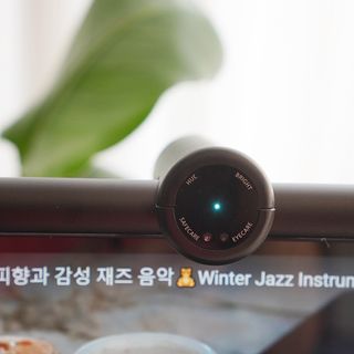 TOMO GRAPHY 나 있을땐 환한 조명 나 없을땐 확실한 살균 ★ DESK LIGHT & STERILIZER [ON] ★ — 5점을 준 리뷰어가 2022년 1월 올린 사용 사진
