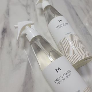 [엠메이데이] 드레스클리어 퍼퓸 스프레이 300ml 프리지아 가든향+프리지아 파출리향 — 5점을 준 리뷰어가 2022년 1월 올린 사용 사진