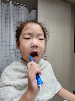 치과에서 쓰는 치약 _ 라벨제로 저불소 꼬마, 키즈, 유아, 베이비, 주니어 안전한 어린이치약 — 5점을 준 리뷰어가 2022년 11월 올린 사용 사진