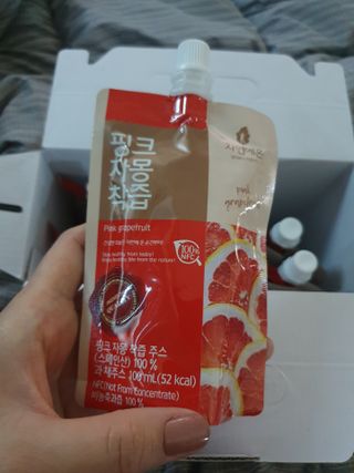 자연에온 핑크 자몽 착즙 100mL 10개입 1BOX +가 득담은 자몽 콜라겐 젤리스틱 1BOX — 5점을 준 리뷰어가 2021년 6월 올린 사용 사진