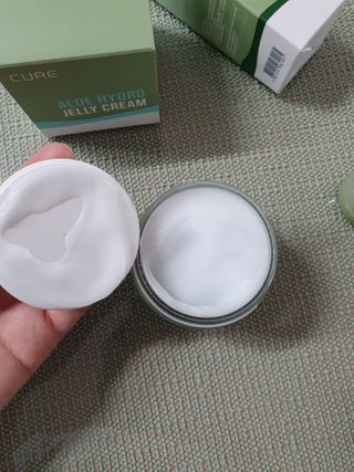 김정문알로에 큐어 큐어 알로에 리프레쉬 젤리 세럼, 큐어 알로에 하이드로 젤리 크림 — 4점을 준 리뷰어가 2021년 2월 올린 사용 사진
