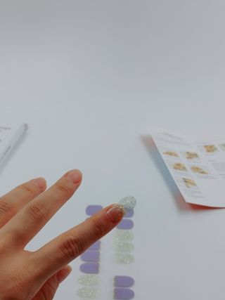 [네일가게] 햇빛에 닿으면 색이 변하는 신기한 햇살 반전 네일스티커 — 3점을 준 리뷰어가 2021년 8월 올린 사용 사진