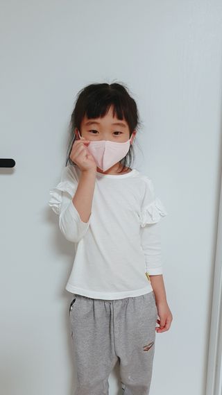 [블루 본 아이노우] 유아용 컬러마스크 40 PCS SET 2중 택 1 — 5점을 준 리뷰어가 2021년 4월 올린 사용 사진