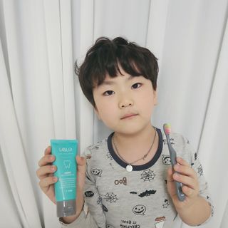 치과에서 쓰는 치약 _ 라벨제로 저불소 꼬마, 키즈, 유아, 베이비, 주니어 안전한 어린이치약 — 5점을 준 리뷰어가 2022년 12월 올린 사용 사진