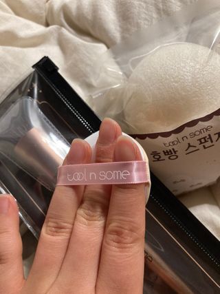 [툴앤썸] 메이크업 브러시로 바르고 호빵 스펀지로 클렌징하는 A-Z 뷰티툴 5종 — 5점을 준 리뷰어가 2021년 2월 올린 사용 사진
