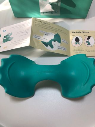 힐니스북 [힐마이넥]   거북목 통증완화를 위한 휴대용 목 안마기 — 3.5점을 준 리뷰어가 2022년 12월 올린 사용 사진