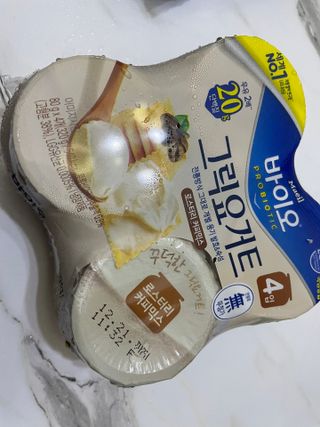 매일바이오 그릭요거트 오리지널 플레인 4개, 로스터리 커피믹스 4개 — 5점을 준 리뷰어가 2021년 12월 올린 사용 사진