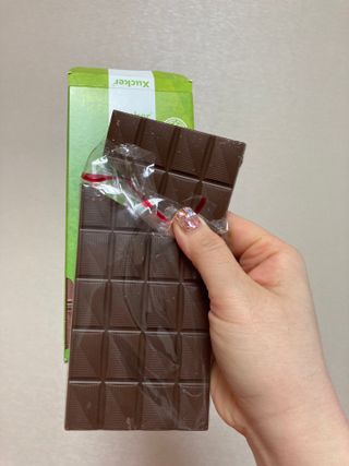 당류2g 자일리톨로 단맛을낸 슈카 퓨어비건 무설탕초콜릿 Xucker vegan 2개입 — 4.5점을 준 리뷰어가 2021년 4월 올린 사용 사진
