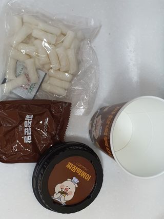 유비쿡 컵떡볶이 매운컵떡볶이2개/ 짜장컵떡볶이 2개  총 4개세트 — 5점을 준 리뷰어가 2021년 3월 올린 사용 사진