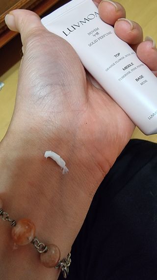 러브모아 향수 고체향수 승무원 고체향수 바르는 향수 니치향수 도손 우드세이지 앤 씨솔트 — 5점을 준 리뷰어가 2022년 10월 올린 사용 사진