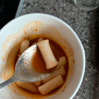 유비쿡 컵떡볶이 매운컵떡볶이2개/ 짜장컵떡볶이 2개  총 4개세트 — 5점을 준 리뷰어가 2021년 3월 올린 사용 사진
