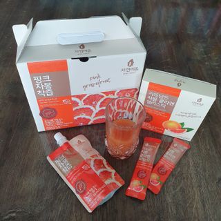 자연에온 핑크 자몽 착즙 100mL 10개입 1BOX +가 득담은 자몽 콜라겐 젤리스틱 1BOX — 5점을 준 리뷰어가 2021년 6월 올린 사용 사진