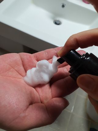 코스모먼트 부스티모 부스팅샴푸60ml + 비듬세정 진정샴푸50ml — 4점을 준 리뷰어가 2022년 1월 올린 사용 사진