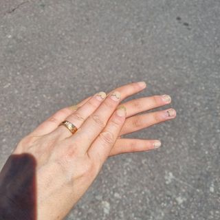 [네일가게] 햇빛에 닿으면 색이 변하는 신기한 햇살 반전 네일스티커 — 4.5점을 준 리뷰어가 2021년 8월 올린 사용 사진